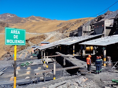 Mineros en la zona de manipulación de minerales en una extracción de oro de Bolivia