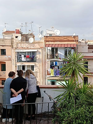 Vecinas durante el estudio de diagnosis sobre el estado de edificios y viviendas del barrio del Raval de Barcelona