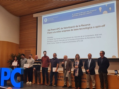 En la imagen, una representación de los equipos galardonados con el premio a la Valorización de la Investigación: DigiPatICS y 'Permanently Polarized Hydroxyapatite', la empresa de base tecnológica Virmedex y la colaboración del CDEI con la empresa Girbau.