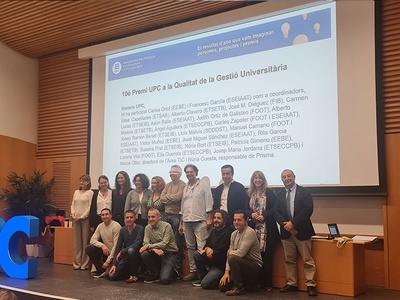 En la foto, una representación de las personas que han trabajado en el proyecto colaborativo sobre la gestión de horarios y espacios docentes, que ha merecido el premio a la Calidad en Gestión Universitaria. Las acompaña el rector y la presidenta del Consejo Social que han entregado el premio.