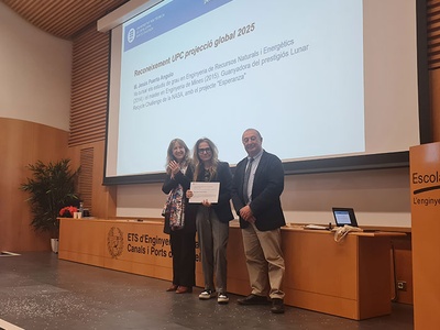 En el centro de la imagen, M. Jesús Puerta, alumni de la EPSEM, que ha recibido el reconocimiento UPC Proyección Global. Puerta ha ganado al NASA Lunar Recycle Challenge. A la derecha, le acompaña la presidenta del Consejo Social, y a la izquierda, está el rector Torres.