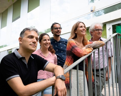 Los investigadores Enric Álvarez, Aida Perramon, Sergio Alonso, Clara Prats y Daniel López-Codina, del grupo de investigación BIOCOM-UPC. Imagen de: Shooting Serveis Fotogràfics.