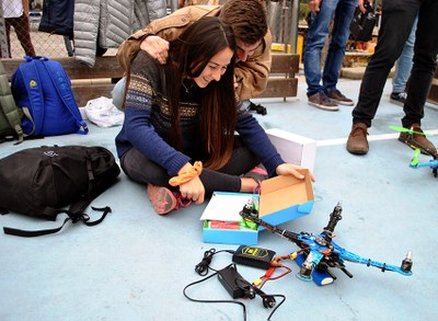 Estudiante con un dron
