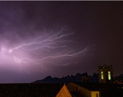 Rayo fotografiado en Castellgalí por el Lightning Research Group a través de los detectores de la red eLMA