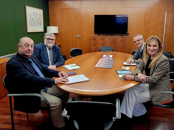 De izquierda a derecha en la imagen: el rector Francesc Torres; la presidenta del Comité Ejecutivo del Pacto Industrial de la Región Metropolitana de Barcelona y alcaldesa de Rubí,  Ana María Martínez; el vicerrector Jordi Berenguer y el coordinador gerente del Pacto Industrial, Carles Rivera