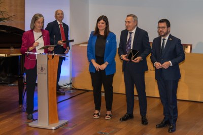 Josep Maria Rossell, recogiendo el galardón durante el acto de inauguración del curso académico de las universidades catalanas