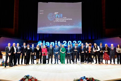 Fotografía de los premiados y premiadas en la 27ª Nit de les Telecomunicacions i la Informàtica