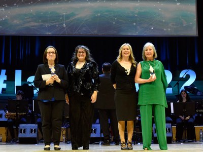 Elena Bardají, primera titulada en Informática de Cataluña; Karina Gibert, directora del IDEAI-UPC y vicepresidenta de Calidad y Ética del COEINF; Anna Sánchez Granados, vicepresidenta primera de Telecos.cat, y Asunción Moreno, primera titulada en Ingeniería de Telecomunicación de Catalunya