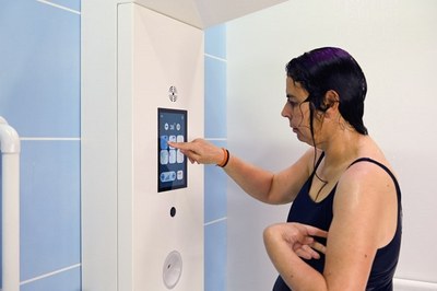 Una usuaria escogiendo su tipo de baño