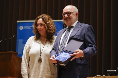 La decana de la FOOT, Aurora Torrents, y el profesor César Villa Collar, galardonado con el Premio Internacional al Optometrista del Año 2023