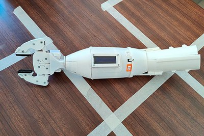 Detalle del brazo protético transradial y mioeléctrico, fabricado en impresión 3D
