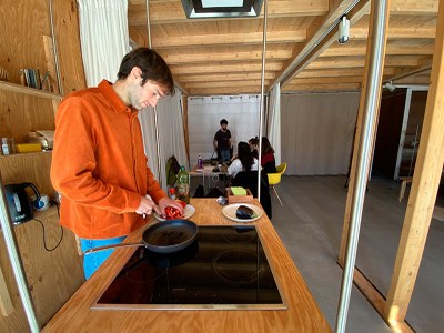 Gonzalo Macías, el primer inquilino de 'TO', cocinando en uno de los espacios de la casa