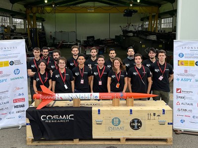 El equipo de Cosmic Research, con su cohete, antes del lanzamiento