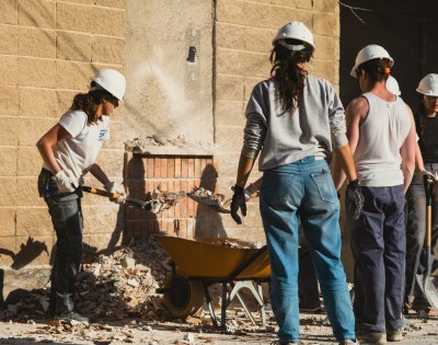 El equipo de estudiantes del proyecto Vibra han proyectado la transformación del antiguo cuartel de Agramunt en viviendas sociales