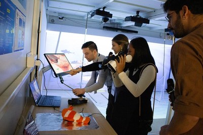 Estudiantes presentando el prototipo desarrollado