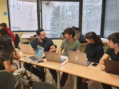 Estudiantes de la ETSETB, Esade e IED, reunidos en la UPC durante las sesiones preparatorias en Barcelona