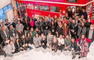 Los estudiantes participantes junto con el equipo docente y técnico del Challenge Based Innovation (CBI) 2022-2023, en el CERN