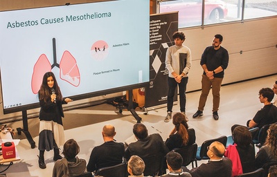 Una de las estudiantes durante la presentación del dispositivo disruptivo para diagnosticar mesotelioma