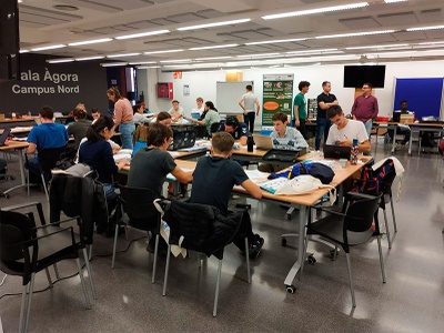 Estudiantes trabajando en Sala Àgora del Campus Diagonal Nord de la UPC