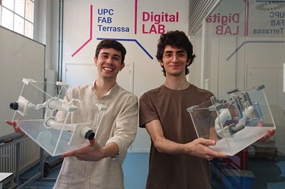 Sergio Correas y Adrià Portero, estudiantes de la ESEIAAT de la UPC, con sus biomodelos de arterias coronarias fabricados en la UPCFAB Terrassa