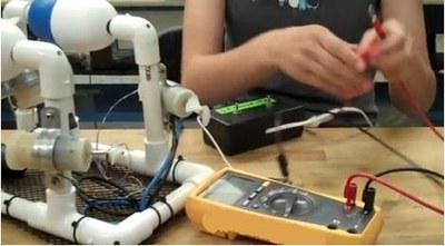 Estudiantes fabricando robots submarinos