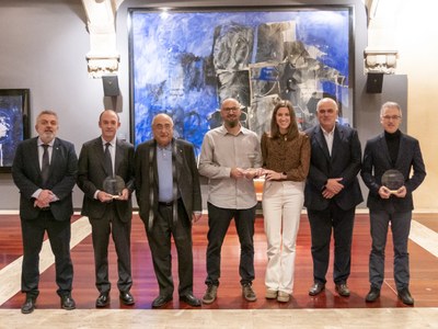 Los galardonados con los Premios Joan Roget en la transferencia de conocimiento, con el consejero Joaquim Nadal