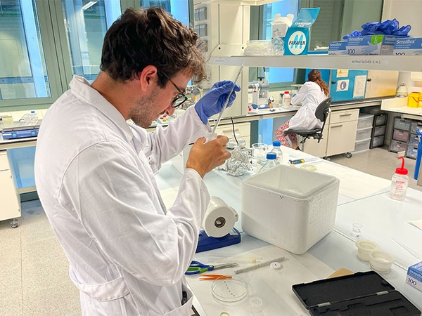 Estudiante en un laboratorio de la UPC
