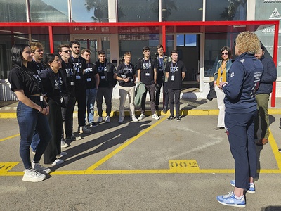 Inicio de la visita de uno de los grupos, con la bienvenida por parte de miembros del equipo NYYC American Magic y del consulado general de Estados Unidos en Barcelona