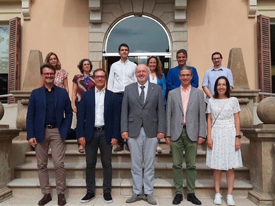En la primera fila, de izquierda a derecha, Carles Puente, cofundador de Fractus y profesor de la UPC; el consejero delegado de Fractus, Rubén Bonet; el párroco de la UPC, Daniel Crespo; Climent Molins, vicerrector de Transferencia, Innovación y Emprendimiento de la Universidad y Carmen Borja, directora de Innovación y Patentes de Fractus. Detrás, otros representantes de la universidad y de la empresa.
