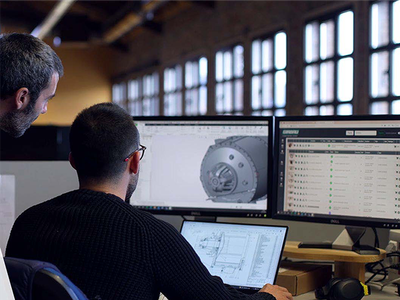 Técnico trabajando en diseño y simulación de maquinaria de lavandería industrial