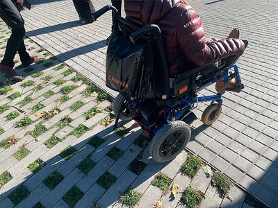 Una persona en silla de ruedas participando en el 'mapatón'