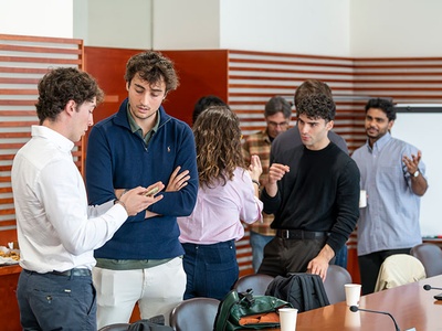 Participantes de la sesión haciendo  networking'