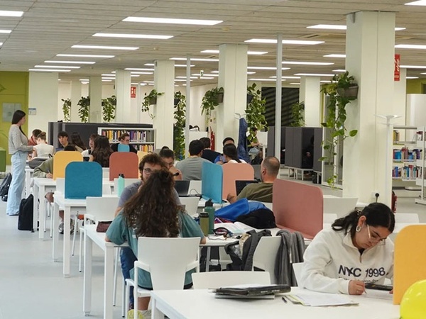 Sala de trabajo de la biblioteca de la EPSEVG