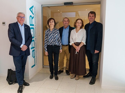 De izquierda a derecha: Carlos Closa, vicepresidente de Organización y Relaciones del CSIC; Carme Torras, investigadora del IRI y promotora de LabORA; Francesc Torres, rector de la UPC; Eloísa del Pino, presidenta del CSIC, y Guillem Alenyà, director del IRI
