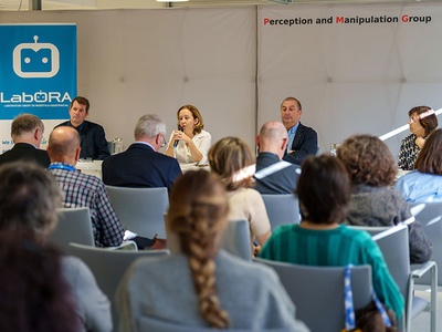 En el acto de inauguración han intervenido Guillem Alenyà, director del IRI; Eloísa del Pino, presidenta del CSIC; el rector de la UPC, Francesc Torres, uCarme Torras, investigadora del IRI