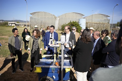 Visita a las instalaciones del conseller de Agricultura, Ganadería, Pesca y Alimentación de la Generalitat de Catalunya, Òscar Ordeig; el rector de la UPC, Francesc Torres, y la alcaldesa de Viladecans, Olga Morales, con otros representantes de la Universidad