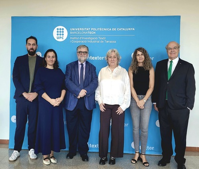 De izquierda a derecha en la imagen: Antonio Roade, codirector de la Cátedra por parte de Adolfo Domínguez; Adriana Domínguez, presidenta de Adolfo Domínguez; Jordi Berenguer, vicerector de Transferencia, Innovación y Emprendimiento de la UPC; Diana Cayuela, directora del INTEXTER; Mònica Ardanuy y Enric Carrera, profesores de la UPC e investigadores del INTEXTER y codirectores de la Cátedra