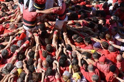 La UPC, junto a otras universidades, investiga la manera más segura de alzar 'castells'