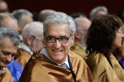 Jaume Peraire, sentado en la platea del Auditori y rodeado del cuerpo académico de la UPC, durante el acto de investidura