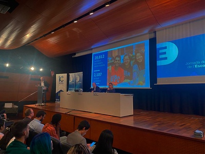 El director de la Escuela de Doctorado, Josep Maria Font, en un momento de su presentación. En la mesa, Cristina Canal, subdirectora de la Escuela, y el vicerrector de Investigación de la UPC, Jordi Llorca