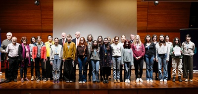 Foto de grupo de las premiadas con los representantes políticos, de la organización y de entidades y empresas colaboradoras con estas Olimpiadas