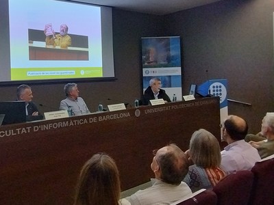 Los participantes del acto con la imagen del profesor Miquel Barceló, impulsor del Premio, en la pantalla