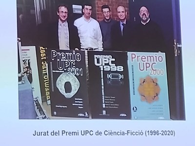 Foto antigua de los miembros del jurado con las portadas de algunas obras publicadas