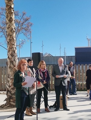 La vicerrectora Josefina Antonijuan, en un momento de su intervención, junto a la alcaldesa Filo Cañete; la directora de la EEBE, Adriana Farran, y del rector Daniel Crespo
