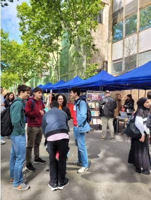 Estudiantes de la UPC, en el Sarau de Sant Jordi