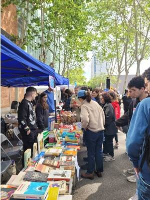 Estudiantes en una parada de libros en el Sarau UPC