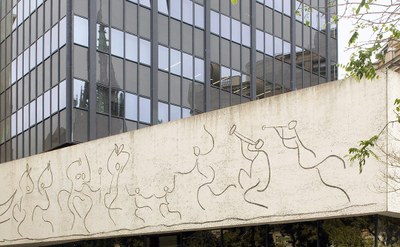 Imagen de los frisos de Picasso en la fachada de la sede del COAC antes de la restauración. Imagen: COAC