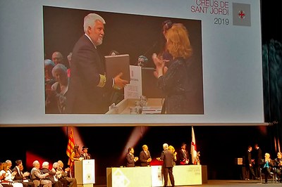 El decano de la FNB, Agustí Martín, recibiendo la distinción de manos de la 'consellera' de Cultura, Mariàngela Vilallonga