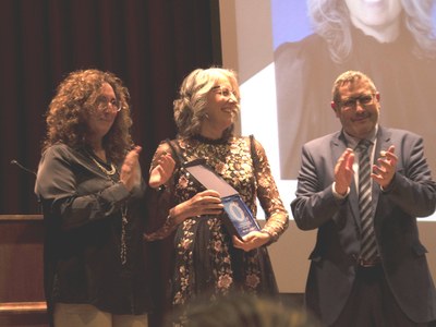 La profesora e investigadora Janet L. Leasher recibe el Premio Internacional al Optometrista del Año. En la imagen, junto a Aurora Torrents, decana de la FOOT, y Joaquim Grau, presidente del COOOC.