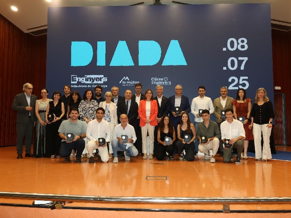 Fotografía de los premiados en el escenario